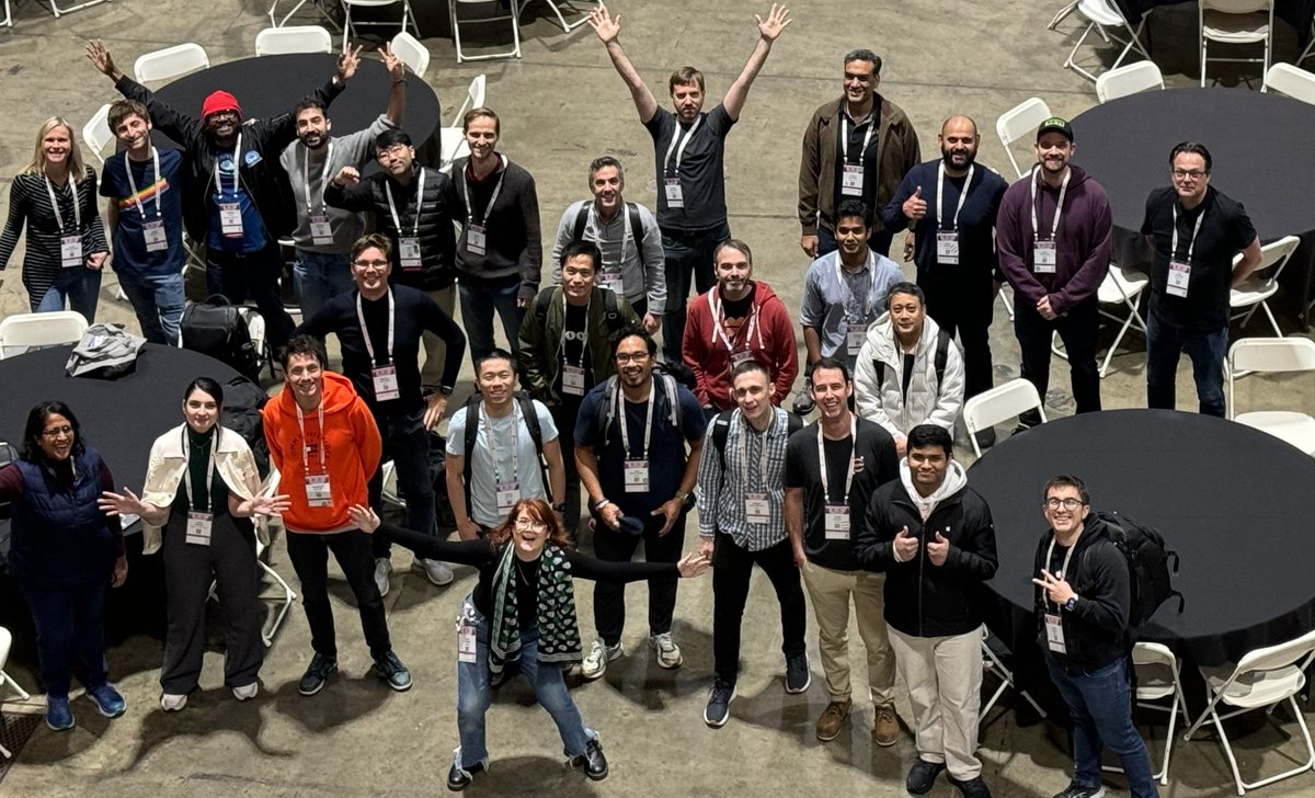 Love seeing so many Apple folks attending #KubeCon + #CloudNativeCon 💜