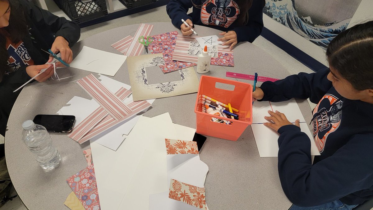 DMiller_HMS's tweet photo. NJHS teaming up with Art at @Hernando_MS creating Cards for the Veteran's of El Paso. ❤️🤍💙🇺🇸
@SISD_FineArts https://t.co/Aw7u2QSkkS