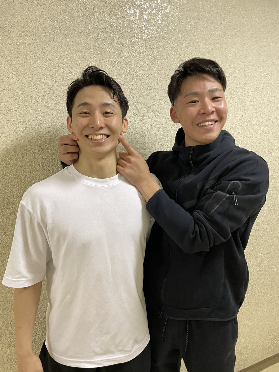 NEO_PHOENIX's tweet photo. 同じ山口県出身で、5月2日がお誕生日の #佐々木隆成 選手と #河村勇輝 選手の仲良しツーショットを今シーズンもお届け📸

来年3月の対戦もよろしくお願いします🏴‍☠️💙❤️

#ちぐまや家族
#横浜ビー・コルセアーズ
#三遠ネオフェニックス #Bリーグ https://t.co/ZqU4Fx2DKf