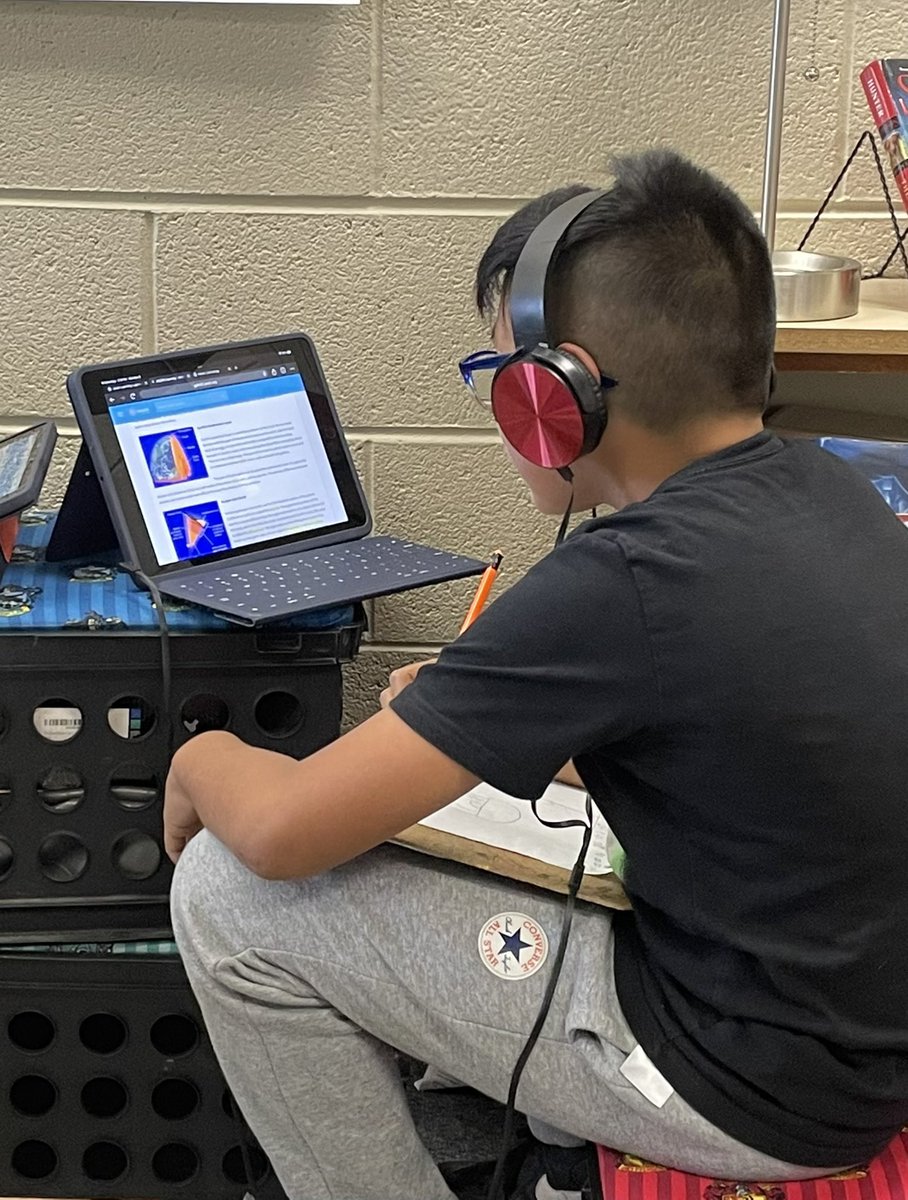 TeachThinkn's tweet photo. Ss in @YongFearless5th took a “Journey to the Center of the Earth” today as they utilized JASON Learning’s Tectonic Fury to learn more about the layers of the 🌍 and add to their own diagrams. @centreridgees #CRESConnections https://t.co/7WJwxoItH0