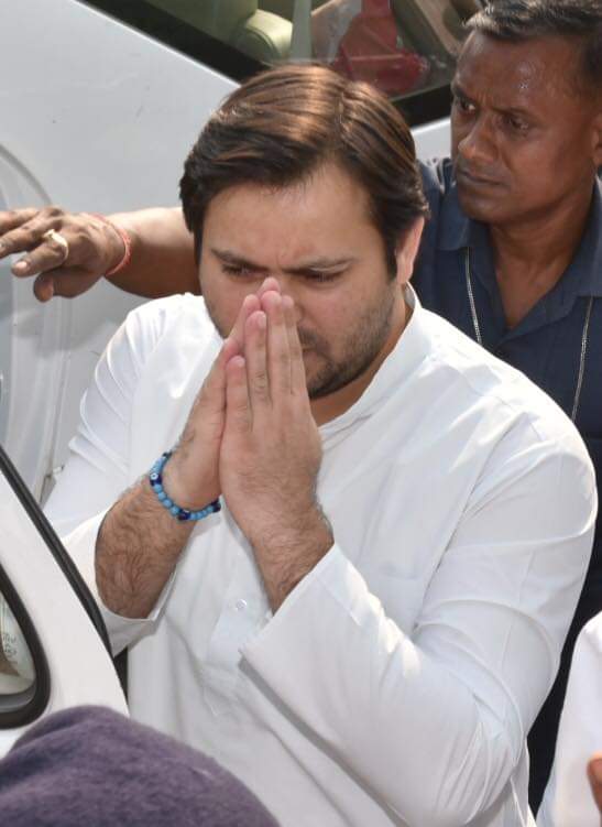 Bablukr51997's tweet photo. जो न्योछावर देश-प्रदेश पे ये वो यशस्वी,
तेजस्वी.. तेजस्वी....

जन सेवा का गरलपान कर है शिव सा ओजस्वी,
तेजस्वी.. तेजस्वी... तेजस्वी.... तेजस्वी..... #HBDतेजस्वी_नौकरीदिवस https://t.co/28W3Y26m8T