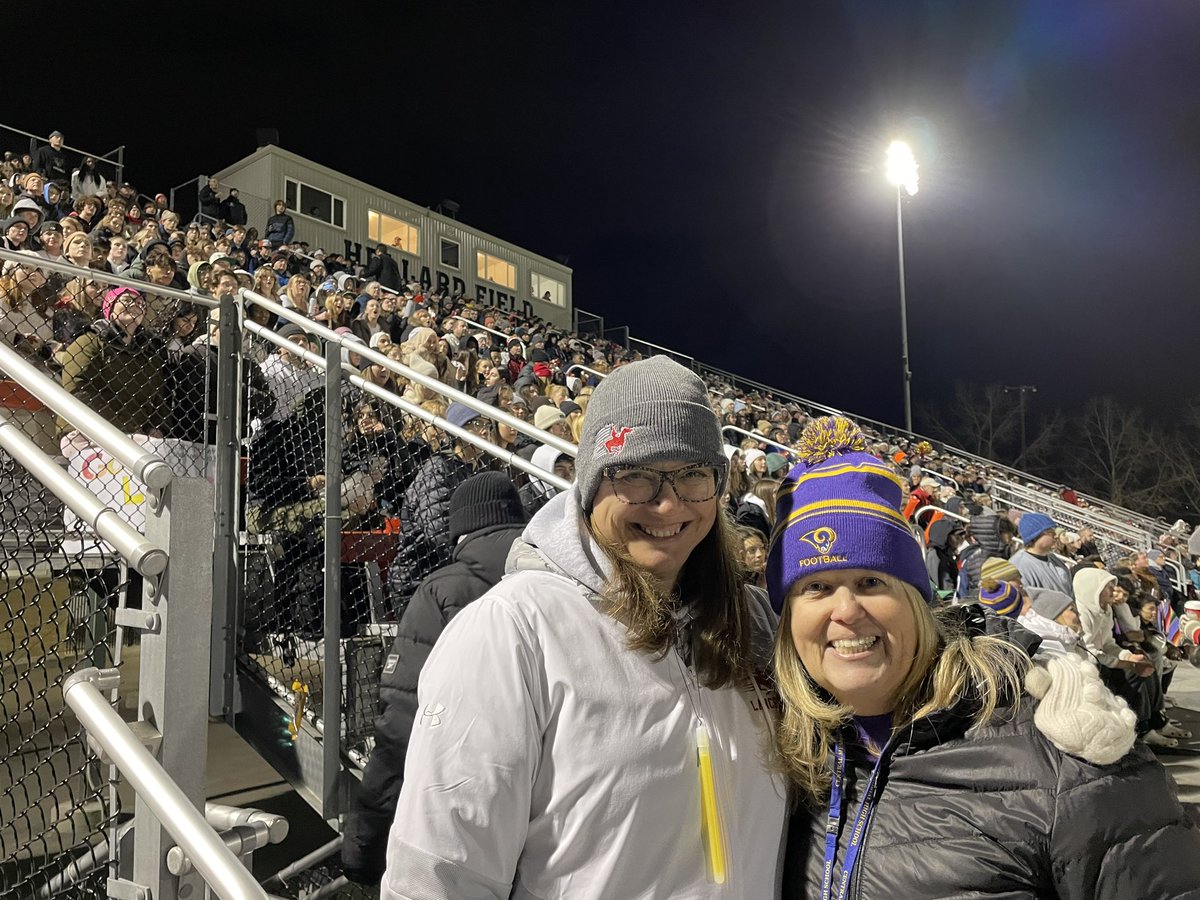 Beautiful evening of Football with 2 great Principals Principals Kromm & Cornea. Congratulations to Scarlett/Central city champs winning over Bishop Carroll @EPSLancers @cmhsrams @yyCBEdu