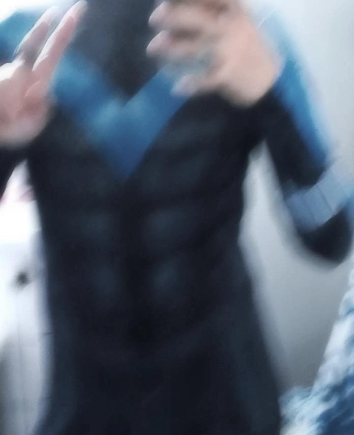 literal me compré un disfraz de Nightwing para halloween y ahora no se que hacer con el TT, lo debería ocupar de pijama o que?? AAAAA 😭😭😭 (adjunto foto porque me gustó el traje aunque parezca pijama TT)