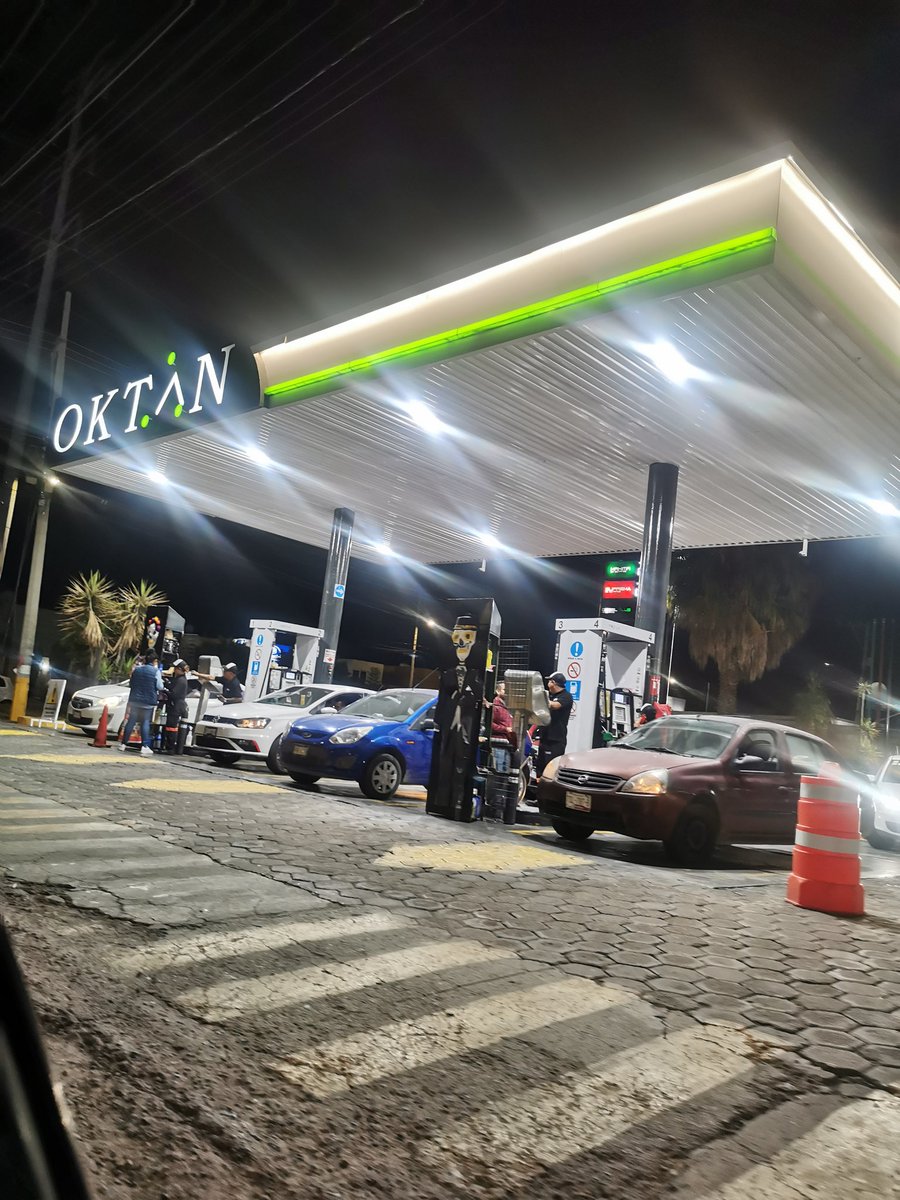 pixsport's tweet photo. Los acaban de asaltar 4 sujetos armados y la gasolineria llena de clientes en la 14 sur  y los heroes #QuePocaMa @eduardorivera01 https://t.co/8x76HWc2HJ