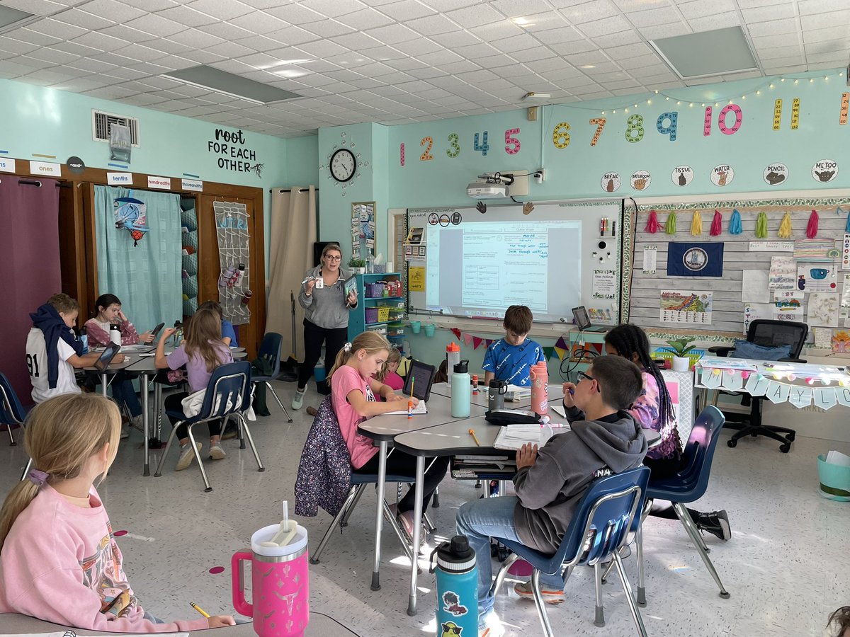 sagGEYER's tweet photo. Our fourth grade GES Lions were highly engaged in science class this afternoon, aquatic habitats was the topic. 🐟🐙🐠 Thank you, Ms. Boehling, Ms. Costas, and Ms. Taylor for making learning fun! https://t.co/eqaVrzJ7Vs