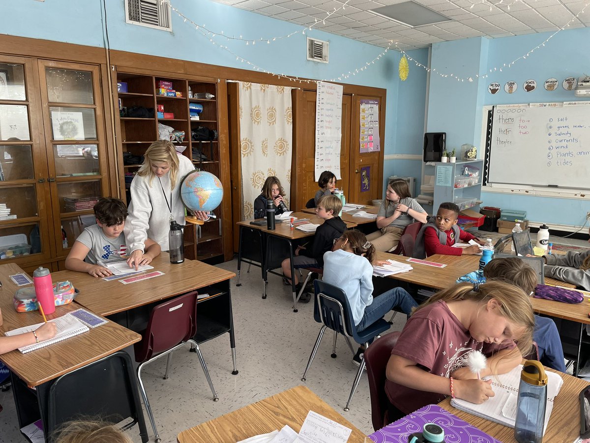 sagGEYER's tweet photo. Our fourth grade GES Lions were highly engaged in science class this afternoon, aquatic habitats was the topic. 🐟🐙🐠 Thank you, Ms. Boehling, Ms. Costas, and Ms. Taylor for making learning fun! https://t.co/eqaVrzJ7Vs