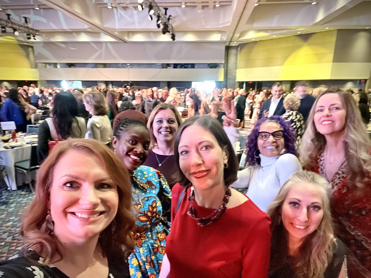 CobbVisualArts's tweet photo. Cobb Visual Arts teachers &amp; students created 170 centerpiece sculptures for the Atlanta Women’s Foundation Luncheon last week. Our art teacher hearts are full and Brooke Shields is amazing! #cobbartrocks https://t.co/Uzehw6nk6h
