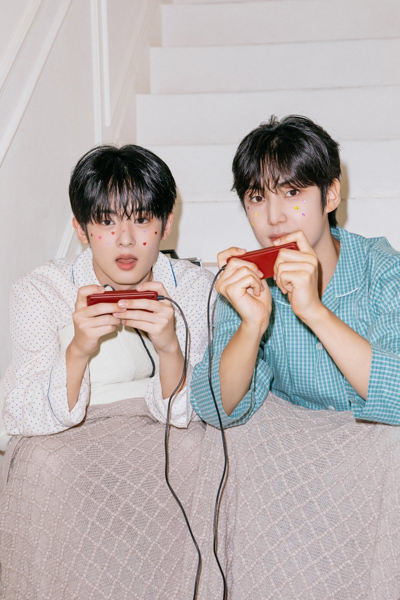 YOUNITE_offcl's tweet photo. YOUNITE 2024 SEASON'S GREETINGS
<WELCOME TO MY HOME>

CONCEPT PHOTO

2023.11.13 12PM OPEN

#YOUNITE #유나이트 
#은상 #EUNSANG
#우노 #WOONO 
#브랜뉴뮤직 #BRANDNEWMUSIC https://t.co/ZkOrjEDigw