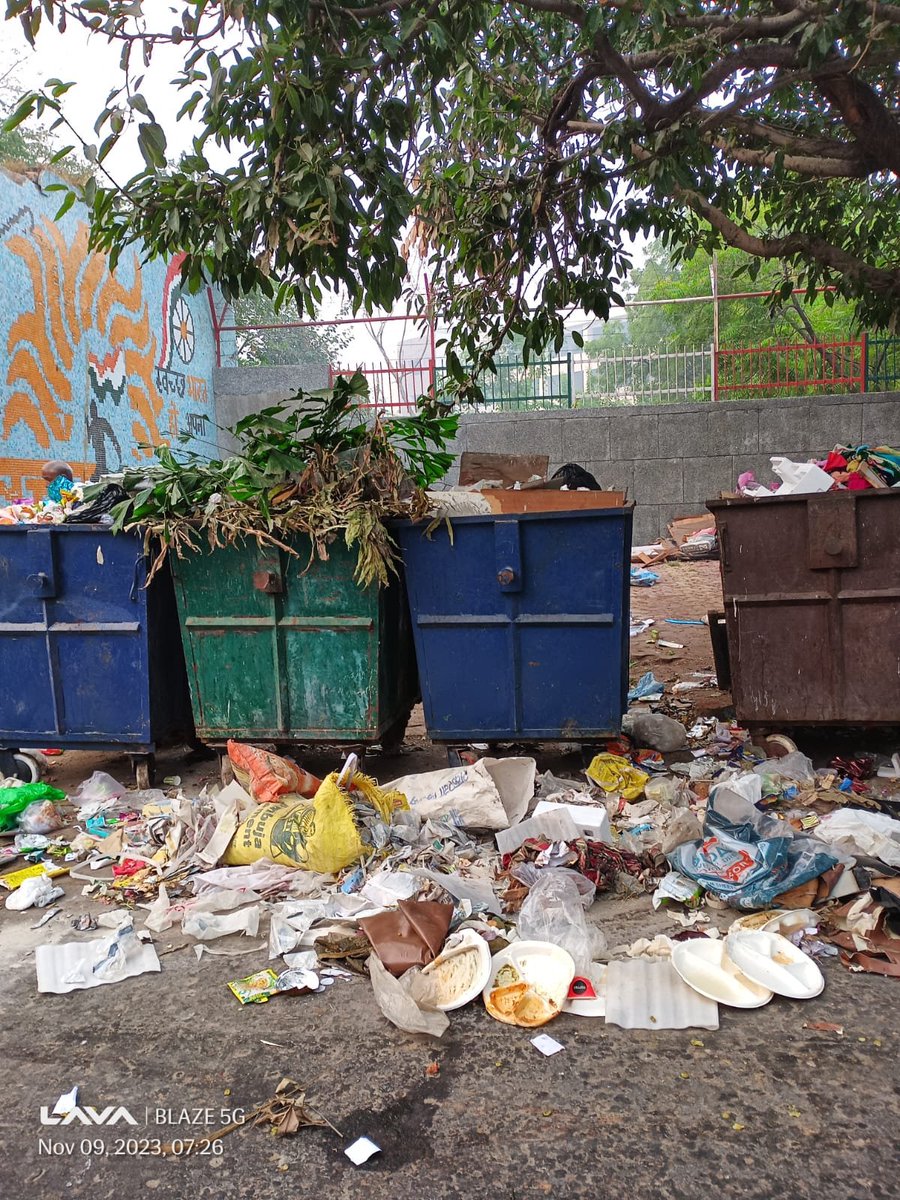 AnilChatrath's tweet image. कूड़े के ढेर जब उठेंगे तब देखेंगे फिलहाल कॉलोनी का कूड़ा तो साफ करवाइए। पॉकेट ए मयूर विहार फेज दो की दिवाली के त्योहार पर एक अपील