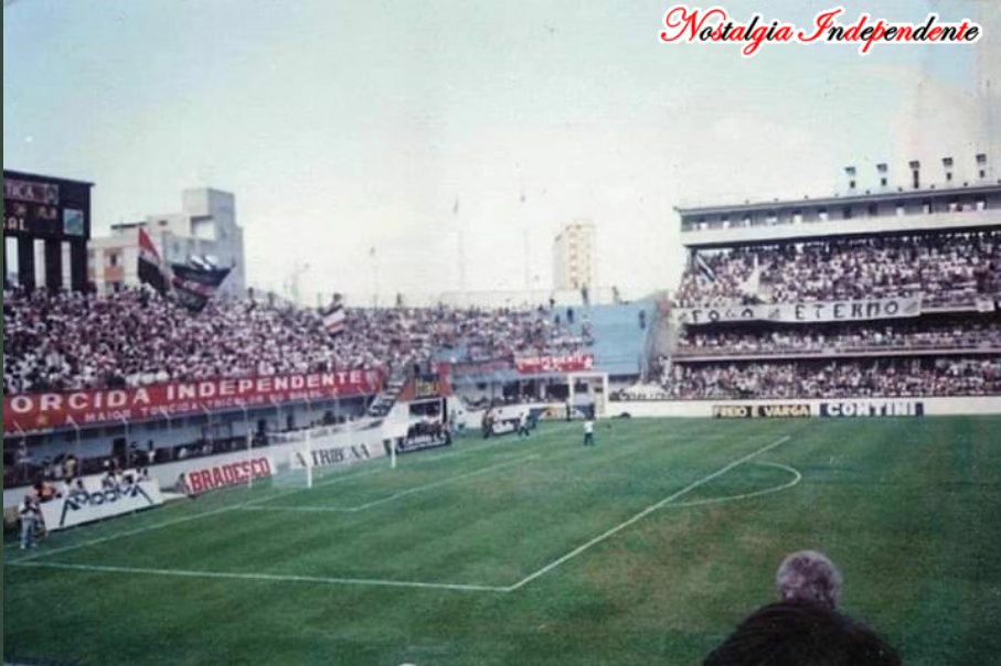 O São Paulo mandou seu jogo contra o RB na Vila Belmiro, casa do Santos; e a Independente levou uma faixa retrô igual a que utilizou quando esteve no mesmo setor do estádio, em 1995, em um Santos vs São Paulo.