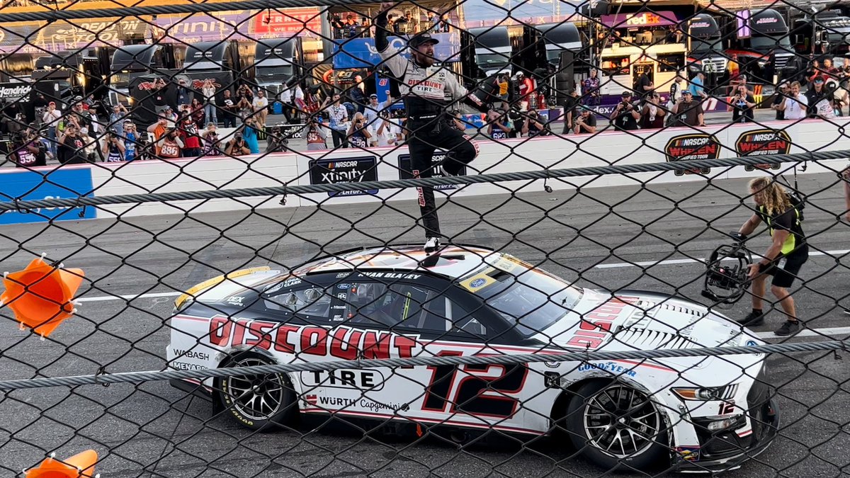 dlaz_12's tweet photo. @DiscountTire @Blaney @goodyear @Team_Penske My favorite moment was watching him win in person for the first time and locking himself into the championship 4! #ChampionContest https://t.co/zwNbhXiROg