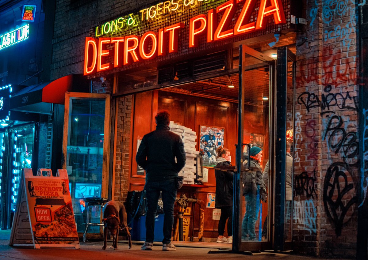 #streetphotography #nyc #newyork #bigapple #neon #neonsign #red #streetstyle #usa #raw #photowalk #pizza  #postcardsfromtheworld #UPCStreet @streetphotography