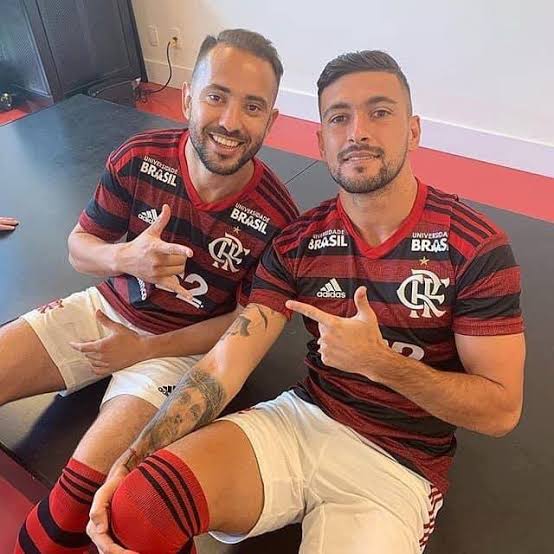 OficialSala12's tweet photo. Assistências na história do Brasileirão:

🇧🇷 Éverton Ribeiro - 64 (320J)
🇺🇾 Arrascaeta - 62 (201J)
🇧🇷 Zico - 62 (249J)

Gols na história do Brasileirão:

🇧🇷 Zico - 135
🇺🇾 Arrascaeta - 52
🇧🇷 Éverton Ribeiro - 46

Os maiores meias da história do Flamengo. https://t.co/jXzkZYbNO1