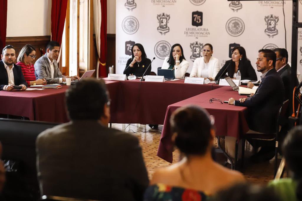 Hoy nos reunimos las integrantes de la Comisión de la Protección a la Niñez y la Adolescencia con la titular de la SEE en #Michoacán <a href="/GabyMolinaMX/">Gaby Molina Aguilar</a> para ver temas de suma importancia para las y los niños y adolescentes en el estado como es la falta de maestros en las aulas.