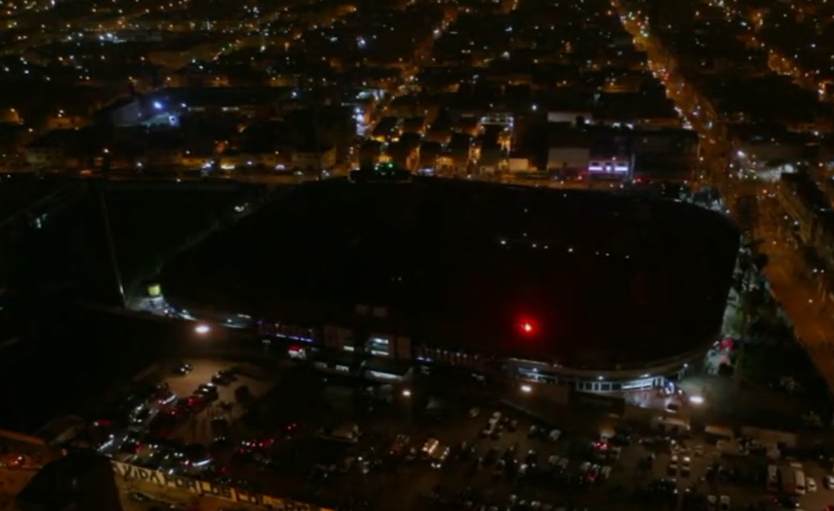 ESPNArgentina's tweet image. 🚨 SITUACIÓN INSÓLITA EN PERÚ

➡️ Universitario le ganó el Clásico 2-0 a Alianza Lima como visitante, se consagró CAMPEÓN y, apenas el árbitro marcó el final, se apagaron las luces del estadio.
