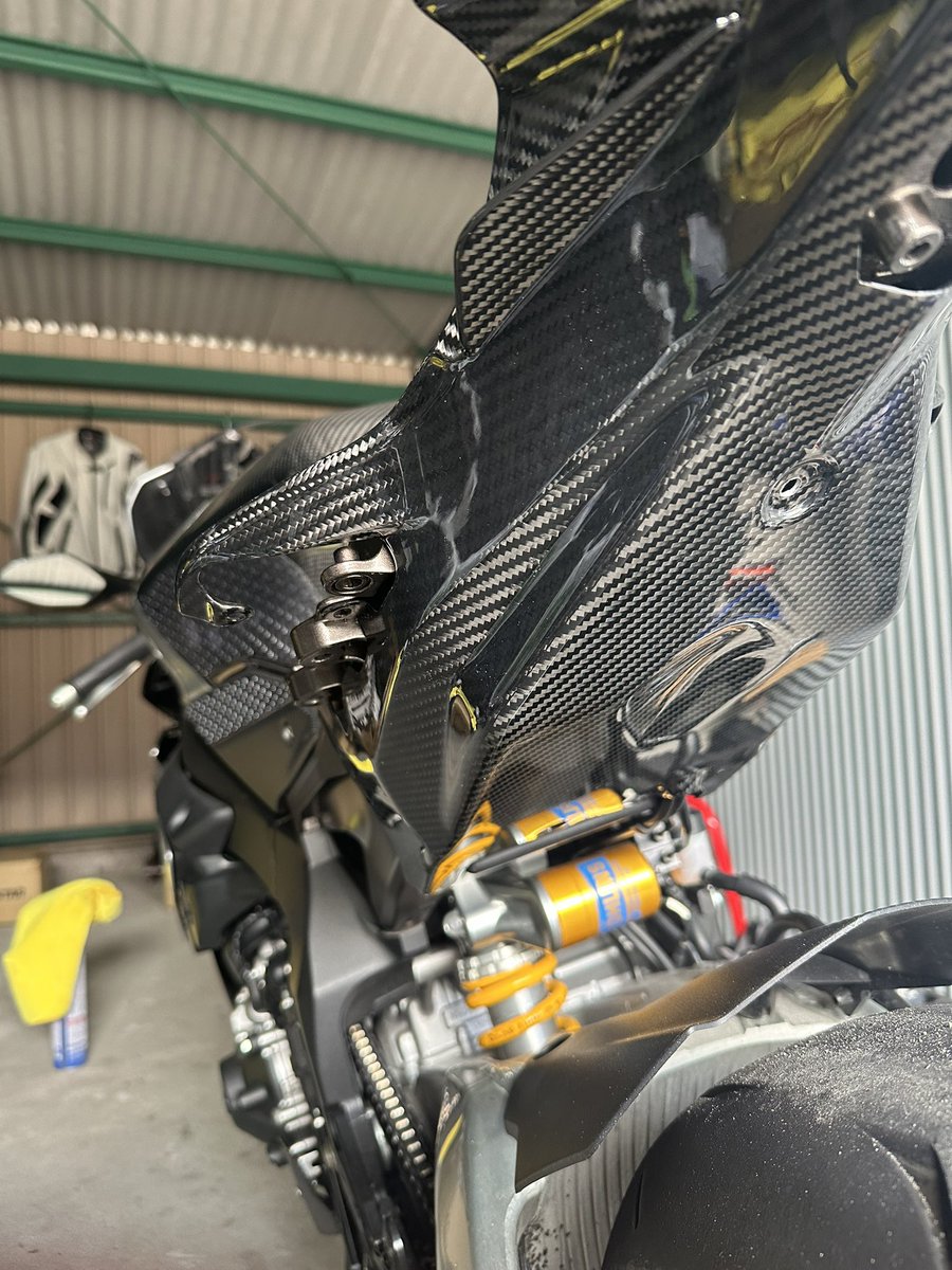 ZX25R_yoshi's tweet photo. これがこーなって、こー!笑
思ってたより早く終わりそう😋
#yzfr1
#Maxicarbon https://t.co/o4Hfxkjxte