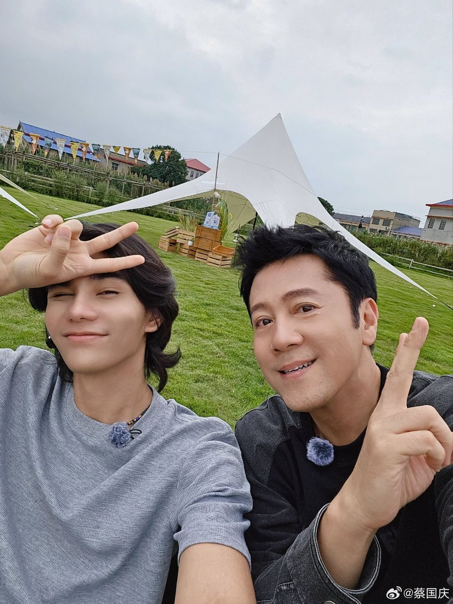 saturdayssindia's tweet photo. 蔡国庆 weibo update

Cai gege and his lil son Luo Jeifu😻

#JeffSatur #Callm https://t.co/K0FvnG87Gz