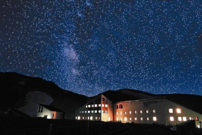 「今までの人生で最も綺麗だった場所」

最優秀賞

立山🗻
立山黒部アルペンルートの室堂平(標高2450m地点)から見る昼の四季折々の景色と夜に絵に描いたような夜空は絶景です🌃✨