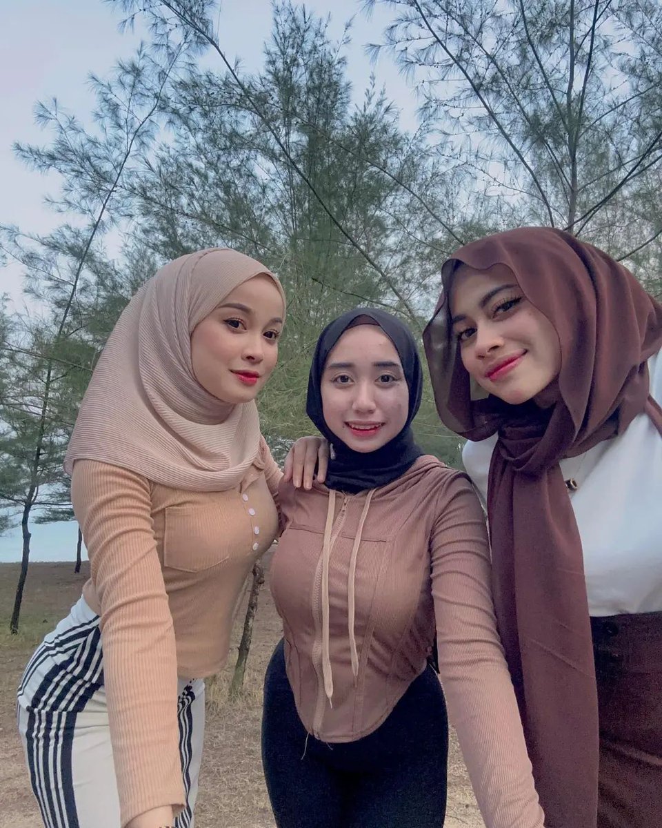 Pilih yang mana nih 🤭 In frame 📷 @lailasabella91 =hijabstyle hijabootd ...