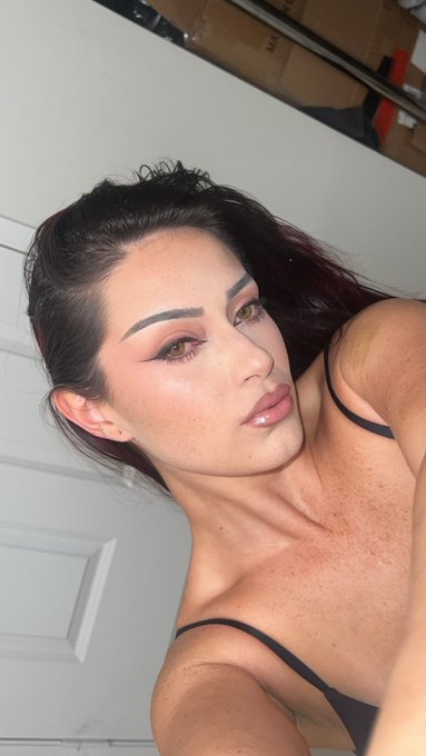 Gotta test the makeup with flash https://t.co/qK4IFytSdh