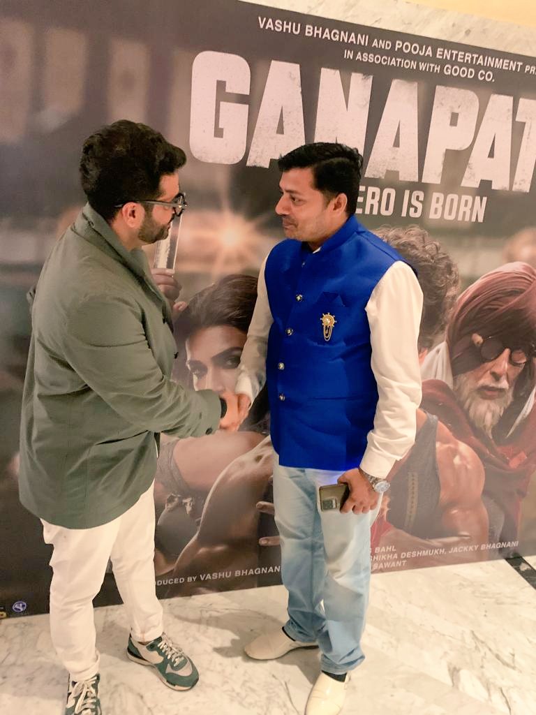 __rajasahab's tweet photo. Great meeting with Director Vikas Bahl on Ganapath movie celebration https://t.co/zNoAm3UkDW