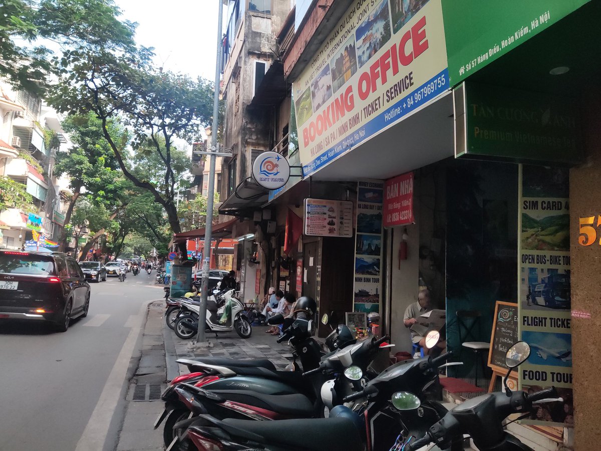 TunLinhT1's tweet photo. Aside from its commercial significance, Chợ Hàng Da is also a cultural icon in Hanoi. The market is a reflection of the city's rich history and its people's entrepreneurial spirit. It has become an integral part of the local community, attracting both locals and tourists alike. https://t.co/bolSj2BJKy