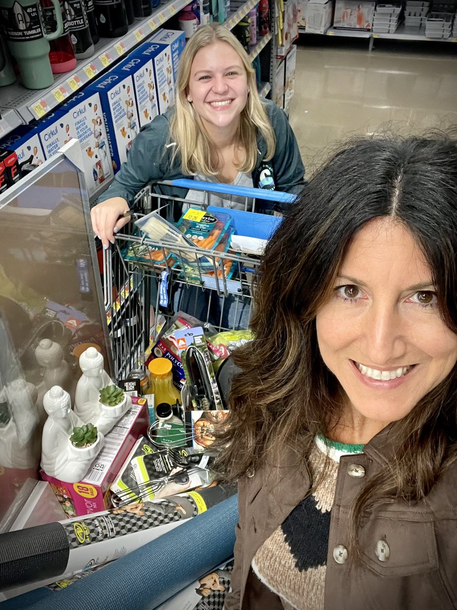 GDRizzi's tweet photo. Hello Arizona! π΅ Final prep for filmingβ¦hmmβ¦whatβs in the cart?!! #Turfbusters https://t.co/HjV5QIHR1w