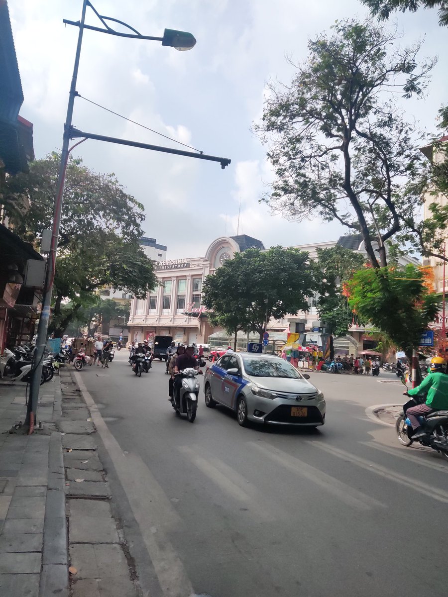TunLinhT1's tweet photo. Aside from its commercial significance, Chợ Hàng Da is also a cultural icon in Hanoi. The market is a reflection of the city's rich history and its people's entrepreneurial spirit. It has become an integral part of the local community, attracting both locals and tourists alike. https://t.co/bolSj2BJKy