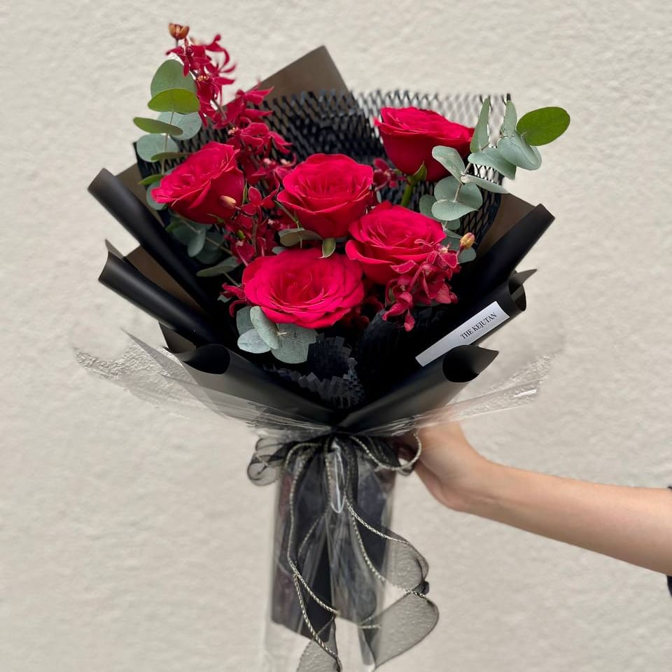 intanjef's tweet photo. Red roses for you girl 🌹🌹🌹 https://t.co/zNqk4DMqus