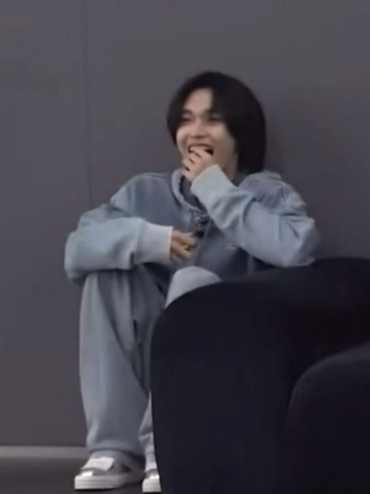 dnjsqlstkfkdgi's tweet photo. 우리 집 고양이 갭차이 좀 보고가세요 https://t.co/8TCjZUnYYa