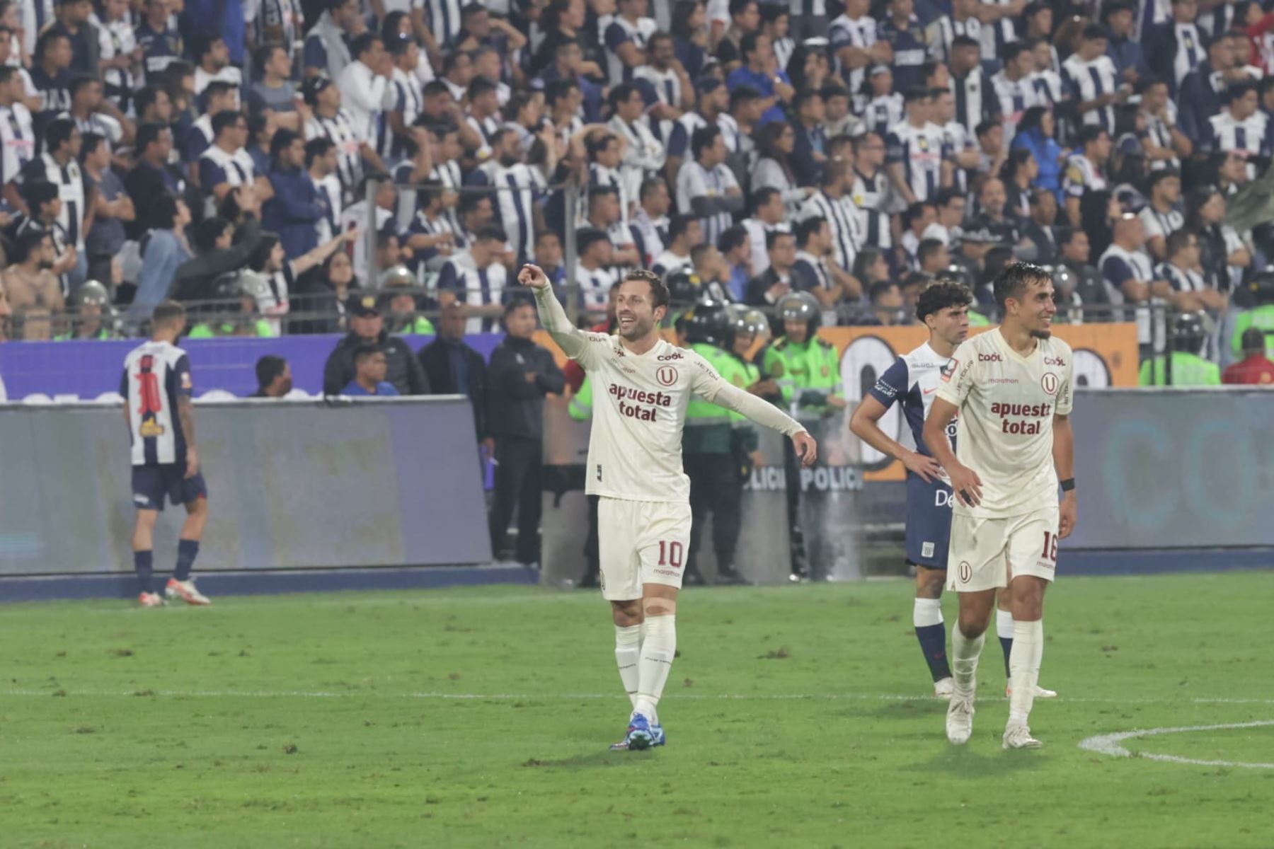 ¡Garra crema! Con goles del volante Edison Flores (PT) y Horacio Calcaterra (ST), Universitario de Deportes derrotó por 2-0 a Alianz