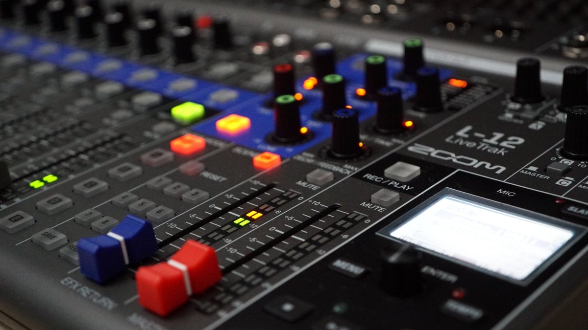 tinorks's tweet photo. SHiZKaNA💧の撮影で使用予定のZOOM LiveTrak L-12🎛️
12chイン 5chモニターアウトのミキサー兼レコーダー等
充実過ぎる機能✨モニターchごとに個別ミックス作れてかなりうれしい🎧ほんとに素晴らしい機材

マイクは吹かれ対策にSHURE BETA58Aに純正ポップフィルター装着🎤

#zooml12 https://t.co/d2njwlONyH