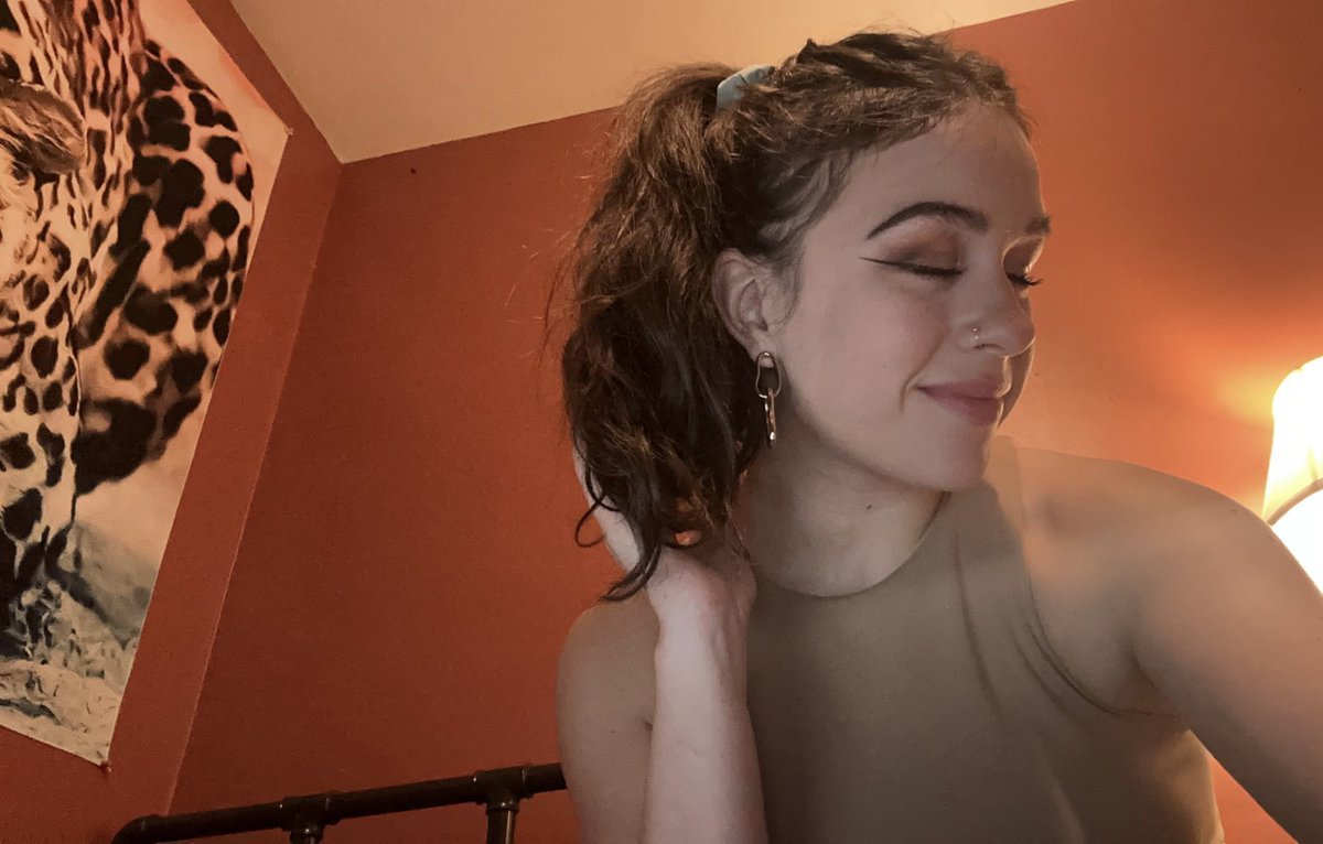 I’m sorry but LOOK at this ponytail and tell me that I’m not in the most heteronormative relationship of my entire life. cosplaying as a straight girly
