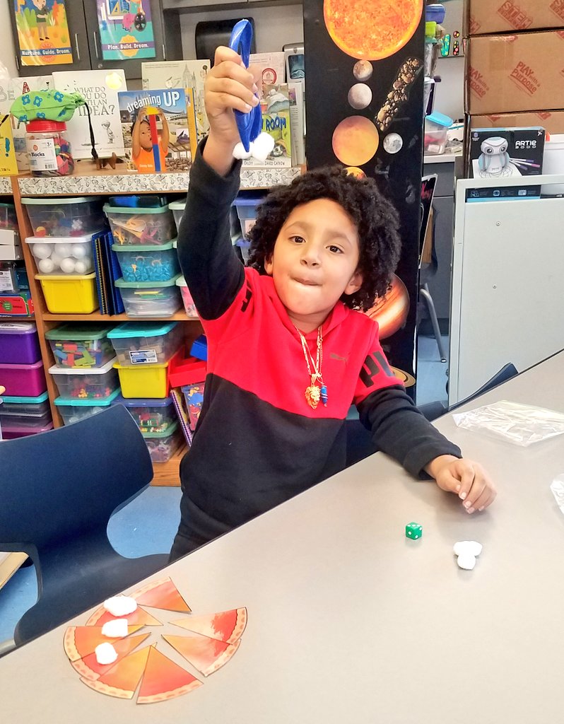 📸 WES kindergarten students build, count, and create to practice math and engineering skills. 🔎🔍 #NationalSTEMDay #WeAreVliet