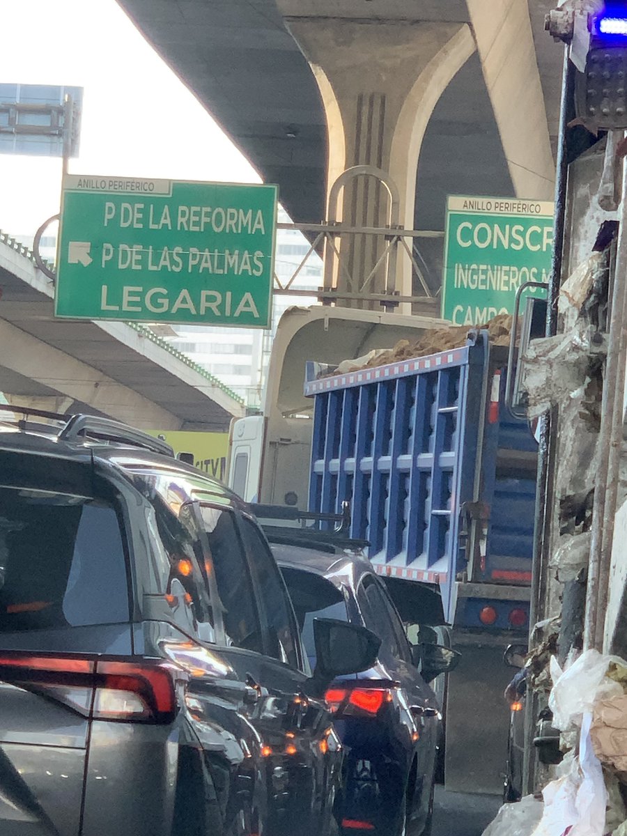 JR_Busquets_N's tweet photo. Nuestro gobierno preocupado por el medio ambiente y las vialidades 🤬,y se metieron a carriles centrales y la basura al aire  @GobCDMX @Edomex ni a cuál irle. Pueden ayudar a quejarnos de esto, es todos los días y que ya hagan algo ?  @VILLALVAZO13 @daniellemx_ @RicardoBSalinas https://t.co/LD5TzKjH99