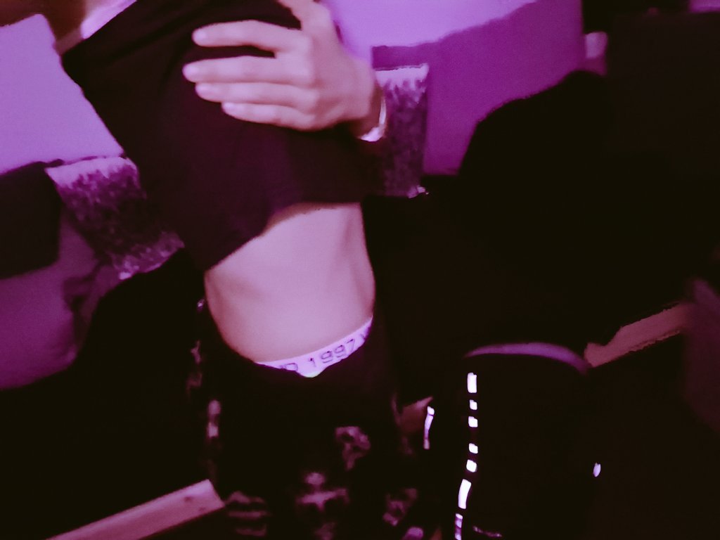 meowinggiraffe's tweet photo. GUESS MY BMI PLS https://t.co/fVAfLmThoq