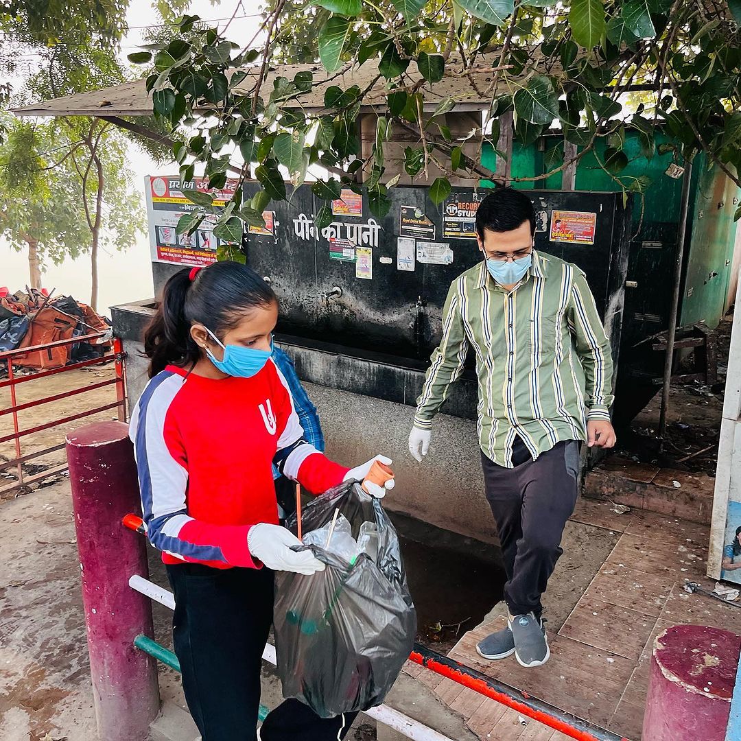 fffGorakhpur's tweet photo. स्वच्छ गोरखपुर, सुंदर गोरखपुर 🌱
नौका विहार , गोरखपुर शहर के आकर्षण का केंद्र और इसे स्वच्छ रखना हमारी ज़िम्मेदारी है, तो आइये स्वच्छता को आदत में लायें और शहर को स्वच्छ बनाएँ
स्वच्छ होगा गोरखपुर ☘️
बेहतर होगा गोरखपुर 🌿
#goplogging #stayfitstayhealthy #cleangorakhkhpur #CleanUp https://t.co/D17FDSqzLe