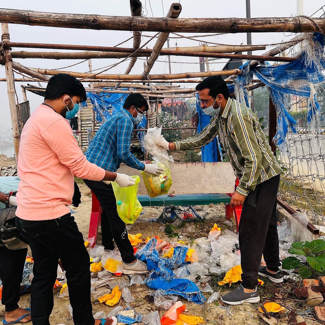 fffGorakhpur's tweet photo. स्वच्छ गोरखपुर, सुंदर गोरखपुर 🌱
नौका विहार , गोरखपुर शहर के आकर्षण का केंद्र और इसे स्वच्छ रखना हमारी ज़िम्मेदारी है, तो आइये स्वच्छता को आदत में लायें और शहर को स्वच्छ बनाएँ
स्वच्छ होगा गोरखपुर ☘️
बेहतर होगा गोरखपुर 🌿
#goplogging #stayfitstayhealthy #cleangorakhkhpur #CleanUp https://t.co/D17FDSqzLe