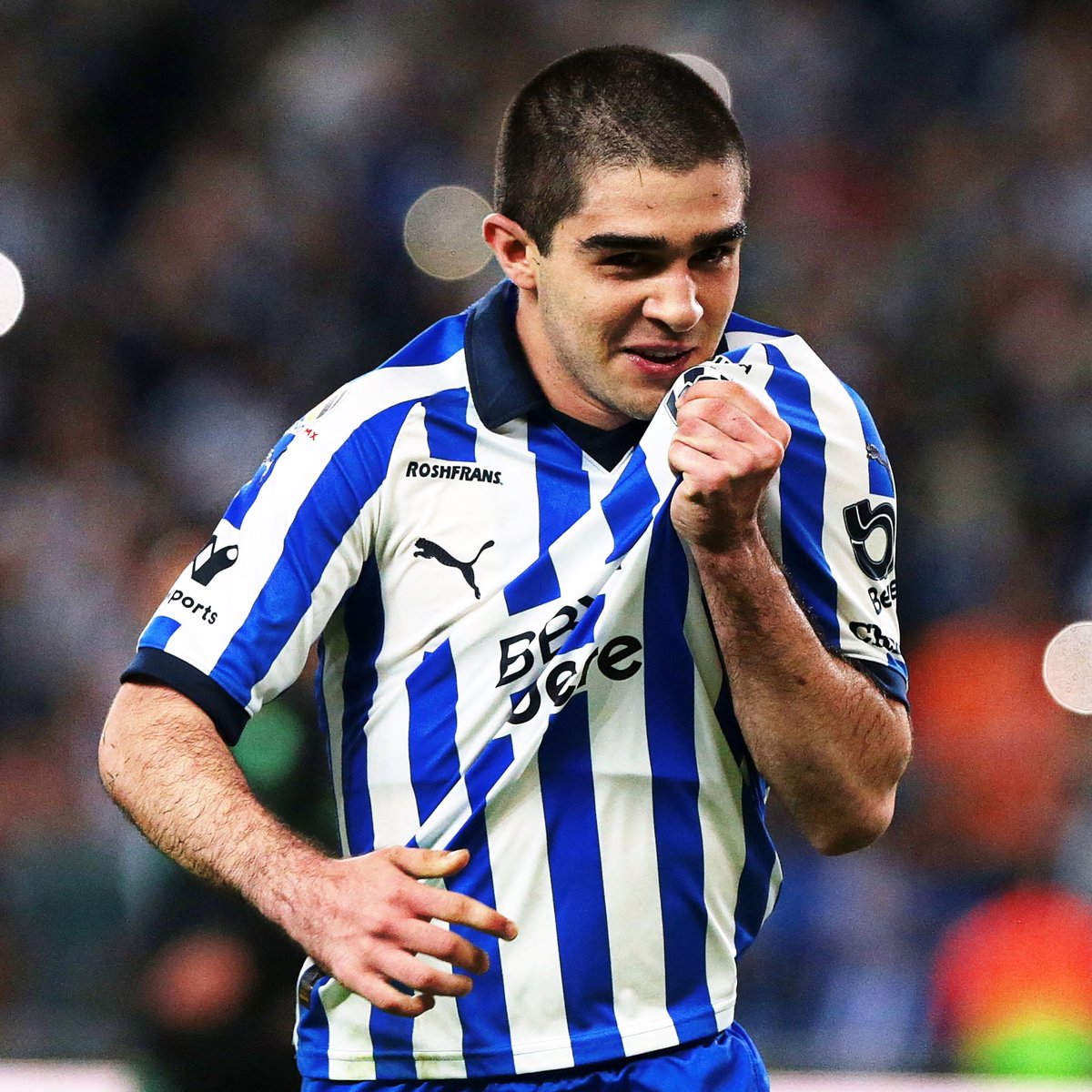 dlptlv's tweet photo. ¿Primer gol en Primera División? Lo celebra besando el escudo del Club de Fútbol Monterrey. Se llama César Garza y es… ¡¡𝗖𝗔𝗡𝗧𝗘𝗥𝗔𝗡𝗢 𝗗𝗘 𝗥𝗔𝗬𝗔𝗗𝗢𝗦!! 🔵⚪️ https://t.co/KH3Q1u7wEB