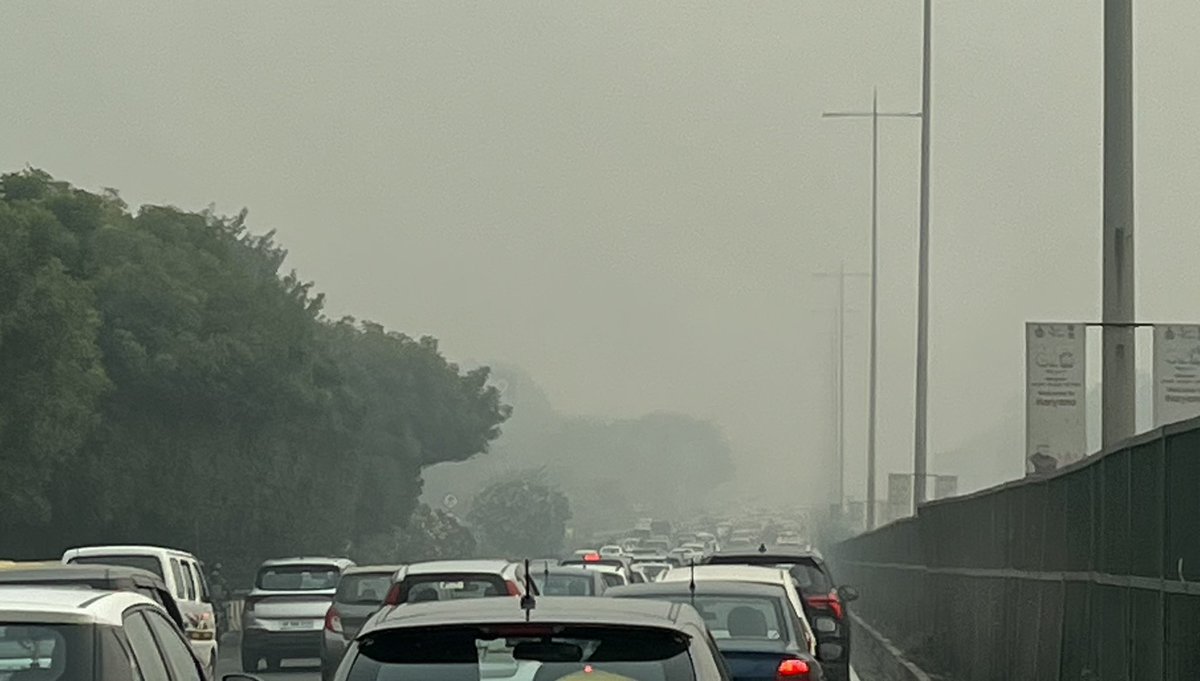 सुप्रभात 🙏 
ये गुड़गाँव की हवा और नज़ारे 
#Pollution #Traffic #भीड़