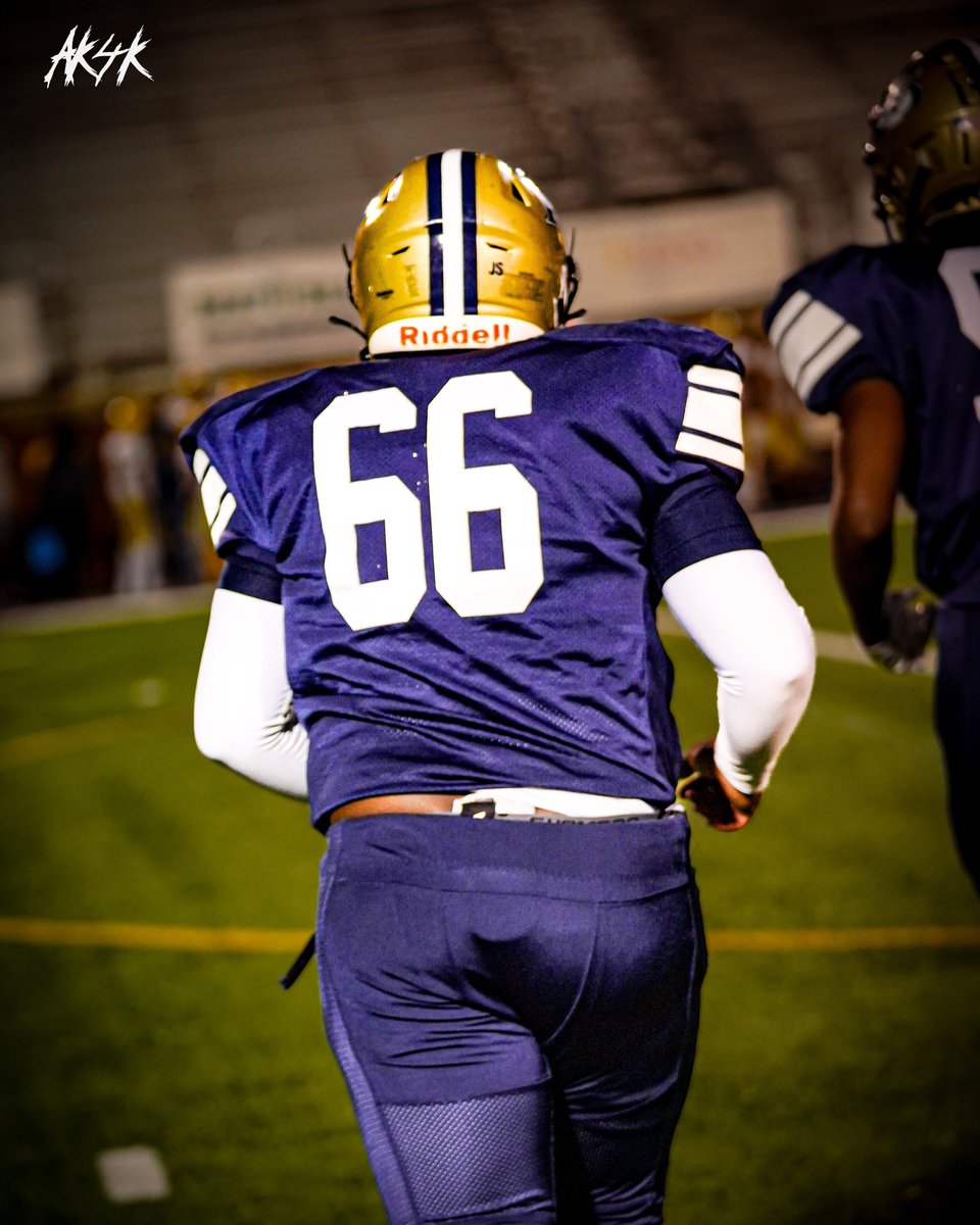 XavierLewis26's tweet photo. I didnt play football my freshman year. I had to work hard to prove my coaches I was good enough and think I did that. Our season is over but I still hungry for more downs! Imma shock the world next season.🐅🐅🐅 @Qs_daddy  @JMMartin59 @BHSBengalFB https://t.co/rcCQMl67qB