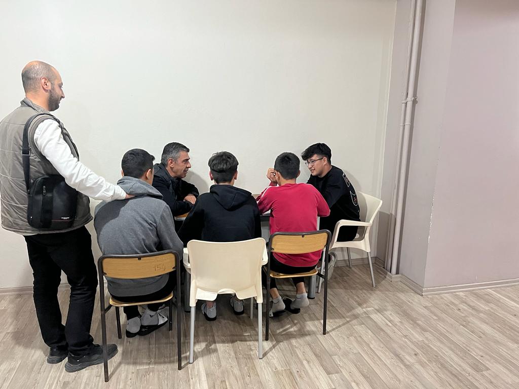 camliyaylamem's tweet photo. İlçe Milli Eğitim Müdürümüz Nurettin ZORLU Kasım Ekenler Çok Programlı Anadolu Lisesi  pansiyonunda öğrencilerimizle etüd çalışmasına katılarak, sınav haftasında girecekleri sınavlarda başarılar diledi.@tcmeb @MersinMEM @fazilet_durmus @FatihADIGUZEL22 @zorlu_nurettin @kecpal https://t.co/rtnkJ29Nnm