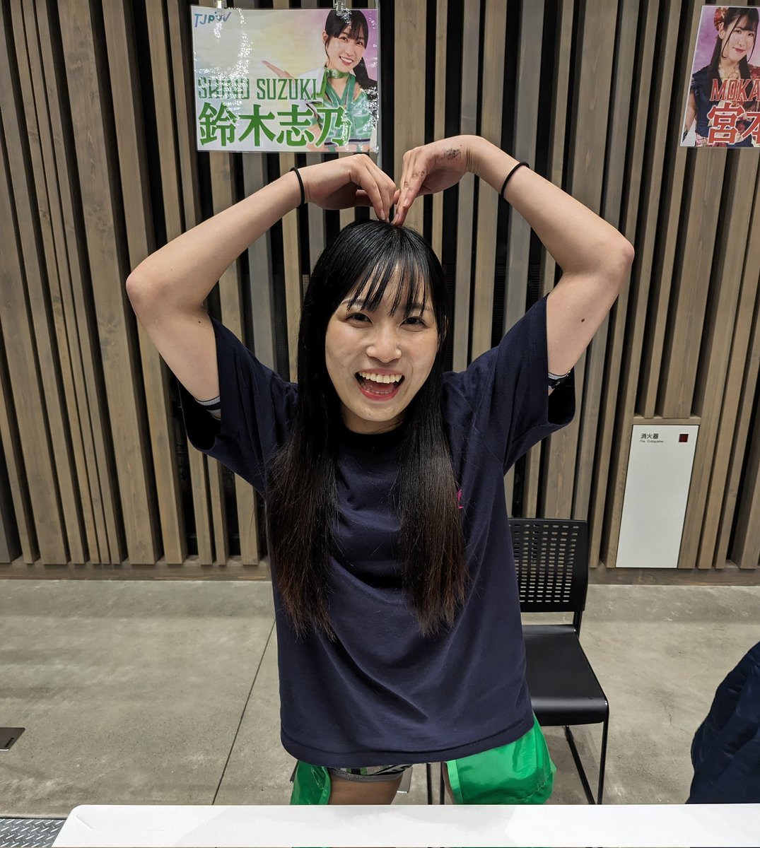 crustyruffles's tweet photo. Even though she was amazing when I met her, I wish she had the flag. #SheKnow #tjpw https://t.co/J6zt9zGL7p