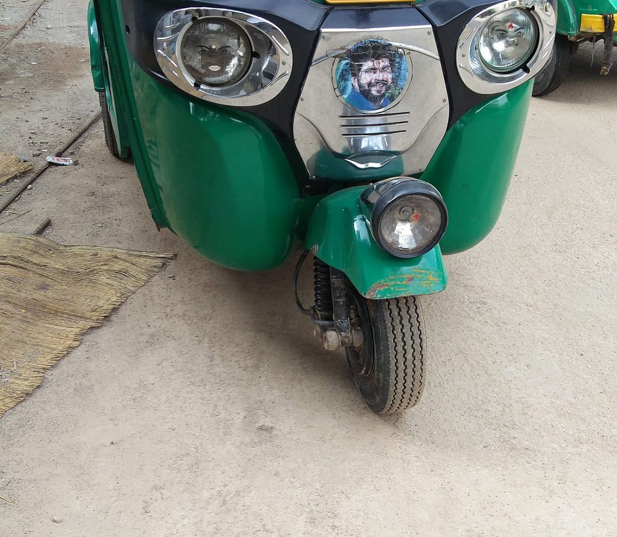 MetroMithra's tweet photo. ಆಟೋ ರಾಜ ಶಂಕರಣ್ಣನ ಸ್ಫೂರ್ತಿ 
ಕಾಕಿ ಬಟ್ಟೆ, ವೃತ್ತಿ ನಿಷ್ಠೆ 
ಚಾಲಕನ ಗುರಿಗಳಾಗಬೇಕು ಇಷ್ಟೇ.
ಹೆಮ್ಮೆಯಿಂದ ಸಮವಸ್ತ್ರ ಧರಿಸಿ,
ನ್ಯಾಯೋಚಿತ ಮೀಟರ್ ದರ ಆದರಿಸಿ
ಸೇವೆಗೆ ಸಿದ್ದ ಮೆಟ್ರೋಮಿತ್ರ ಸಾರಥಿ 

#MetroMitra #BrandBengaluru https://t.co/iBdJuEoyXe