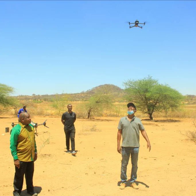 prof_Ndunguru's tweet photo. Udhibiti wa Nzige wekundu Wilayani  Mpwapwa,kwa kutumia Teknologia ya ndege Nyuki (Drones).
Matumizi haya ya Teknolojia katika sekta ya kilimo yameiongzea @OfficialTpri ufanisi katka shughuli za uboreshaji wa sekta ya kilimo hususani katika kukabiriana na wadudu vamizi kama nzige https://t.co/hSxG3faC9R