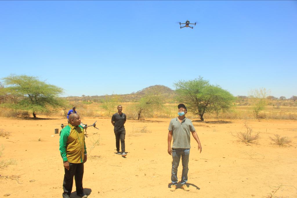 prof_Ndunguru's tweet photo. Udhibiti wa Nzige wekundu Wilayani  Mpwapwa,kwa kutumia Teknologia ya ndege Nyuki (Drones).
Matumizi haya ya Teknolojia katika sekta ya kilimo yameiongzea @OfficialTpri ufanisi katka shughuli za uboreshaji wa sekta ya kilimo hususani katika kukabiriana na wadudu vamizi kama nzige https://t.co/hSxG3faC9R