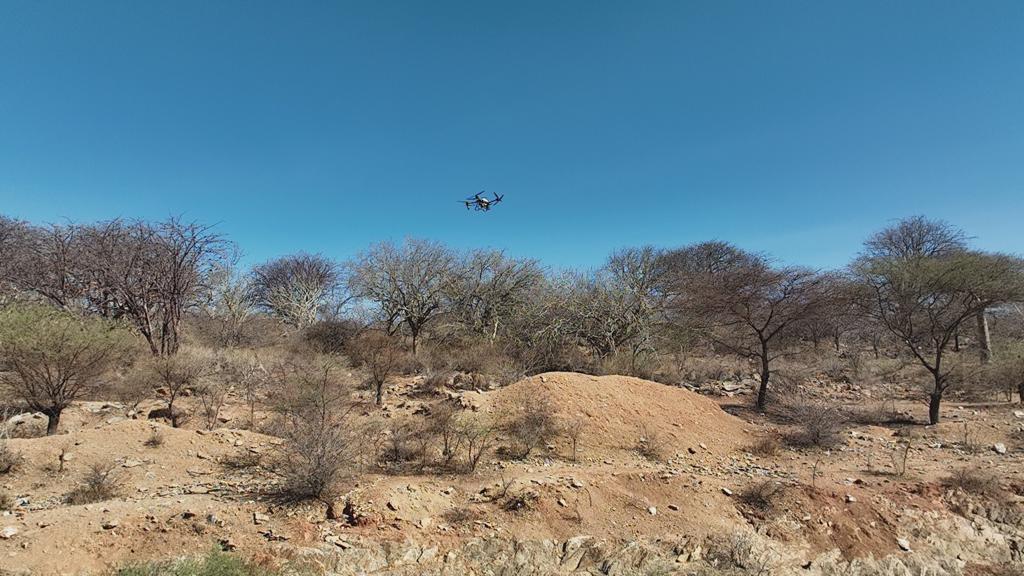 prof_Ndunguru's tweet photo. Udhibiti wa Nzige wekundu Wilayani  Mpwapwa,kwa kutumia Teknologia ya ndege Nyuki (Drones).
Matumizi haya ya Teknolojia katika sekta ya kilimo yameiongzea @OfficialTpri ufanisi katka shughuli za uboreshaji wa sekta ya kilimo hususani katika kukabiriana na wadudu vamizi kama nzige https://t.co/hSxG3faC9R