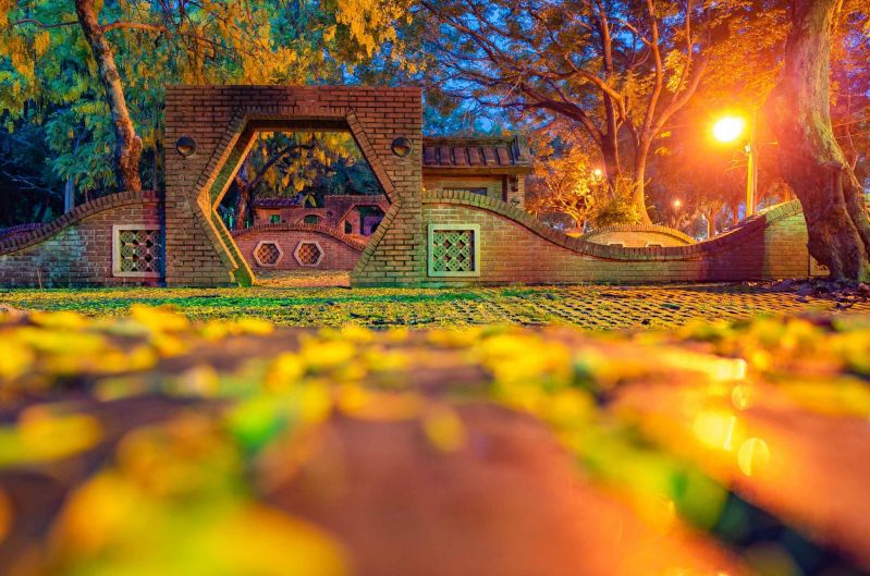 Taiwan_Review's tweet photo. #Chaiyi Park in the southern #Taiwan🇹🇼 city is highly recommended as a tourist destination by the local government for its stunning #Hokkien-style architecture. (Courtesy of Chaiyi City Government) https://t.co/lal9WMBuqx