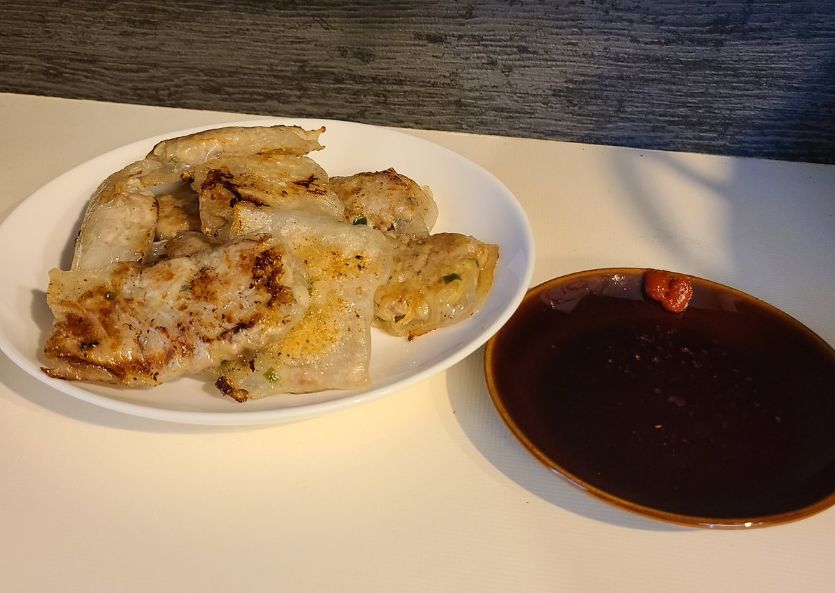 KinsyuRecord's tweet photo. 家族にムカついた時は
"自分の為だけに美味しい物を作る"
に限る
今日はライスペーパーで餃子

入院中
ライスペーパーを焼くのが
��行っていると知り
退院したらやりたい事リストに
書いたほど😂
やっと作れた
モチモチで美味しい
でも
やっぱ餃子の皮が好き
餃子も痕跡も絶対残さない
#子宮全摘 https://t.co/T1fJ1qZzBD