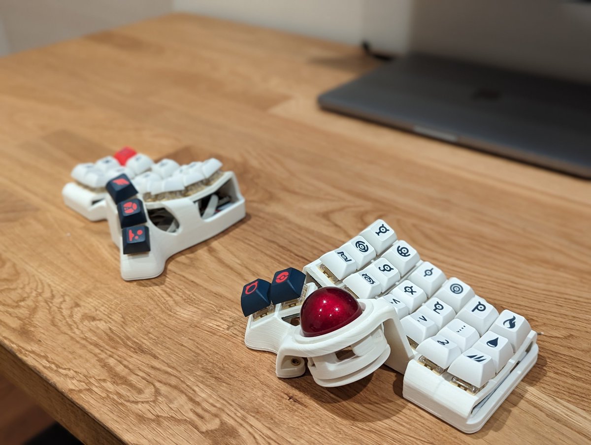 charybdisキーボードを作りました。
右手にはトラックボールが内蔵されているのでこれだけでPCの操作ができて、さらに無線、充電対応という盛り盛りのキーボードです！
キーキャップがポケモンのアンノーンなのが最高。かわいけりゃ文字なんて読めなくていいんですよ。